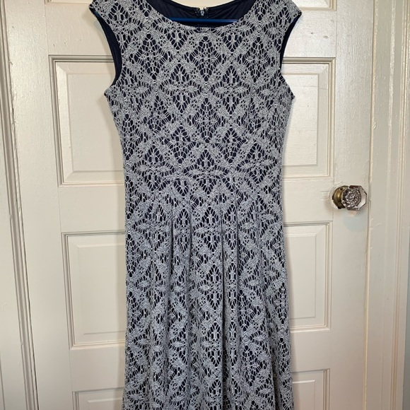 Dresses & Skirts - Lace stretchy midi dress